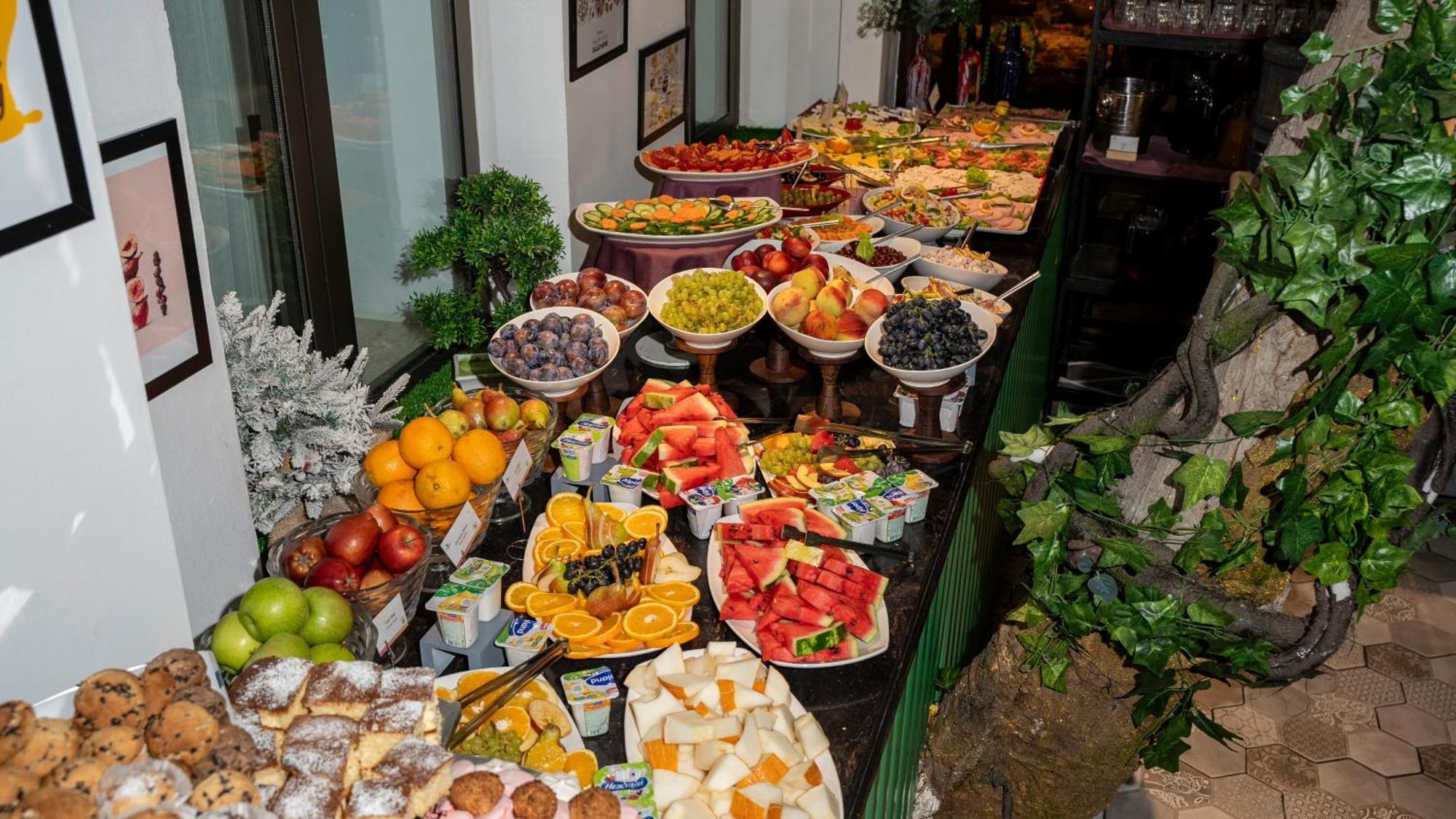 Ivy Garden Hotel Baku Exterior photo A buffet of fruit and sweets