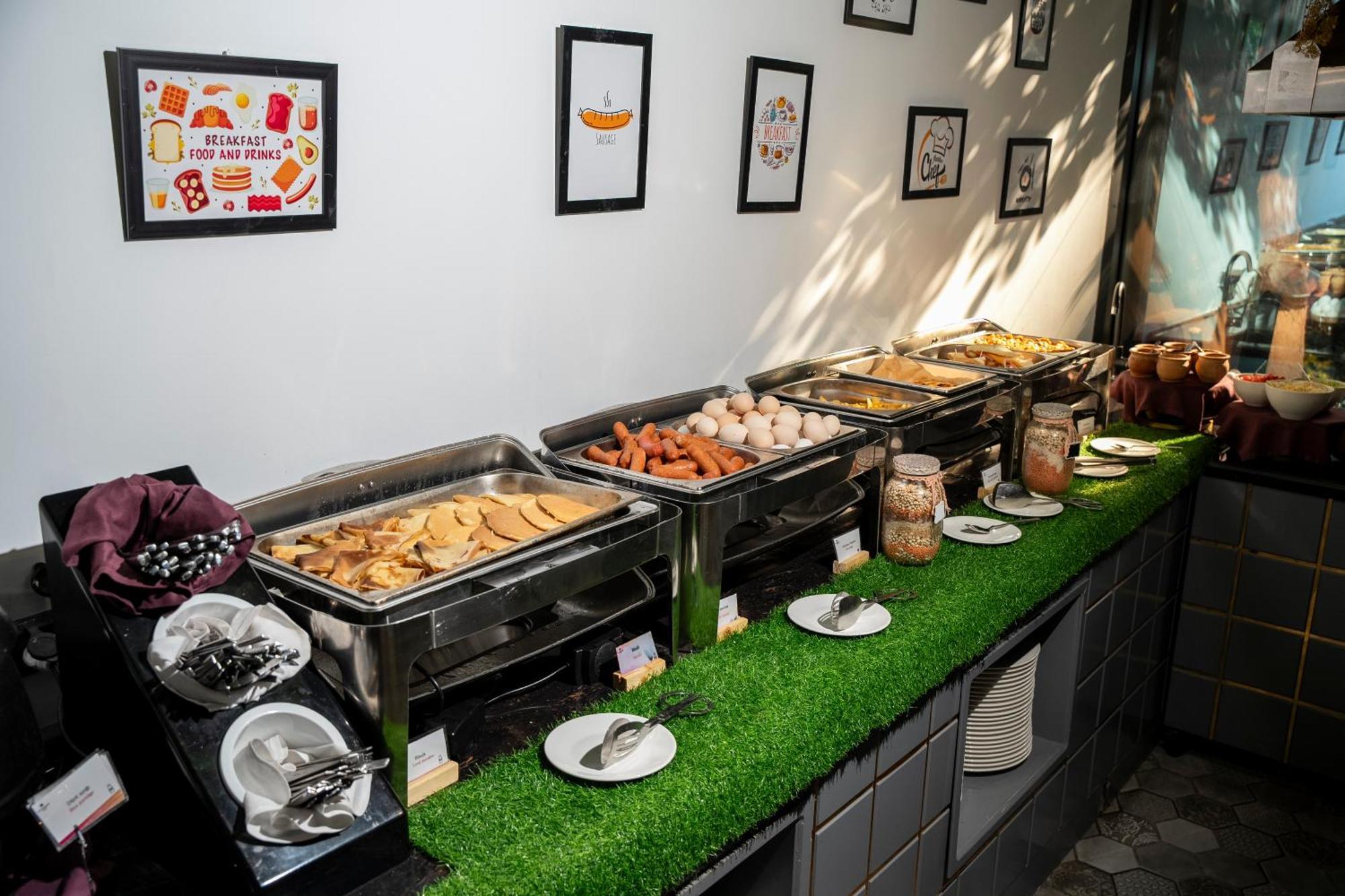 Ivy Garden Hotel Baku Exterior photo A buffet at a hotel