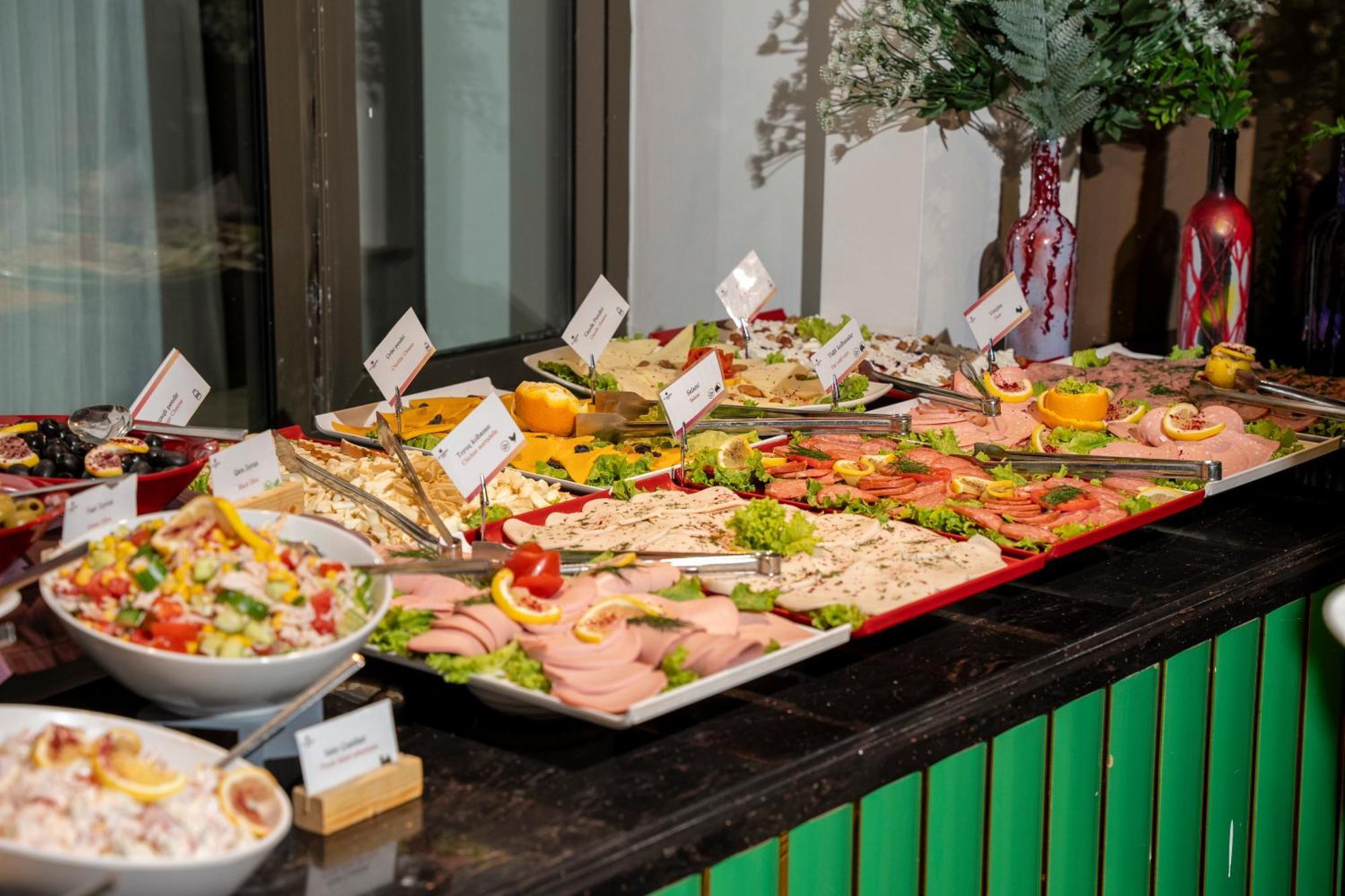 Ivy Garden Hotel Baku Exterior photo A buffet