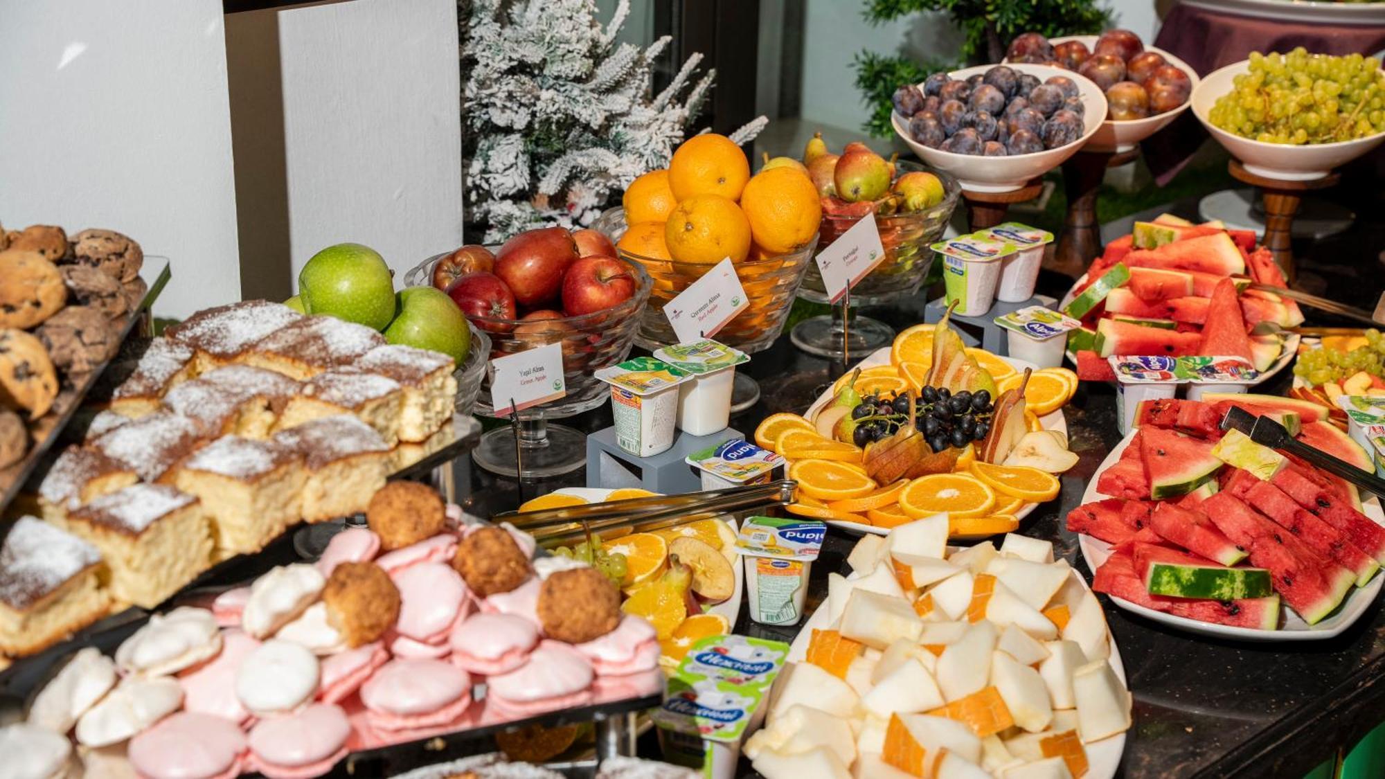 Ivy Garden Hotel Baku Exterior photo A buffet of fruit and ham