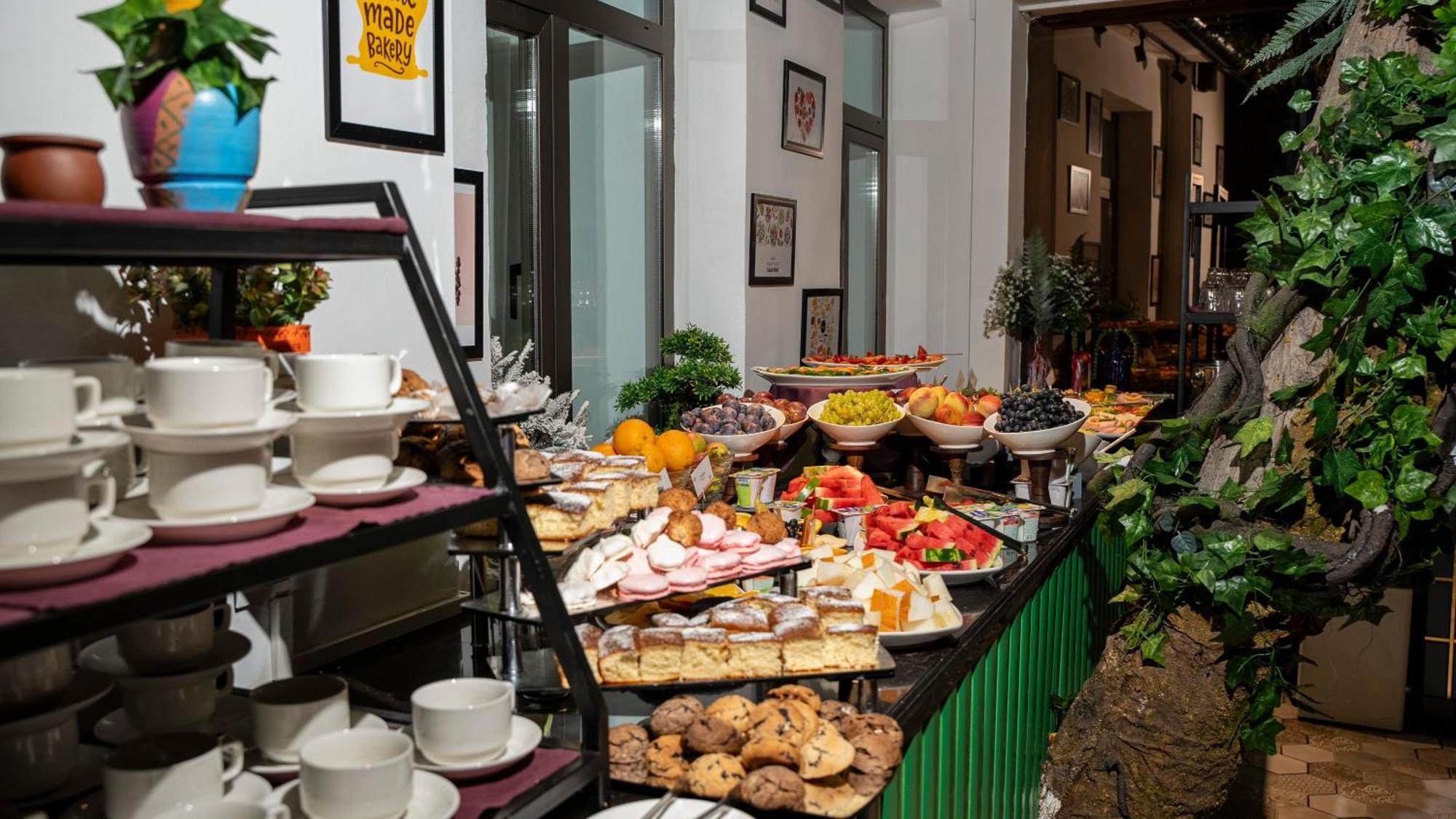 Ivy Garden Hotel Baku Exterior photo A buffet at a hotel