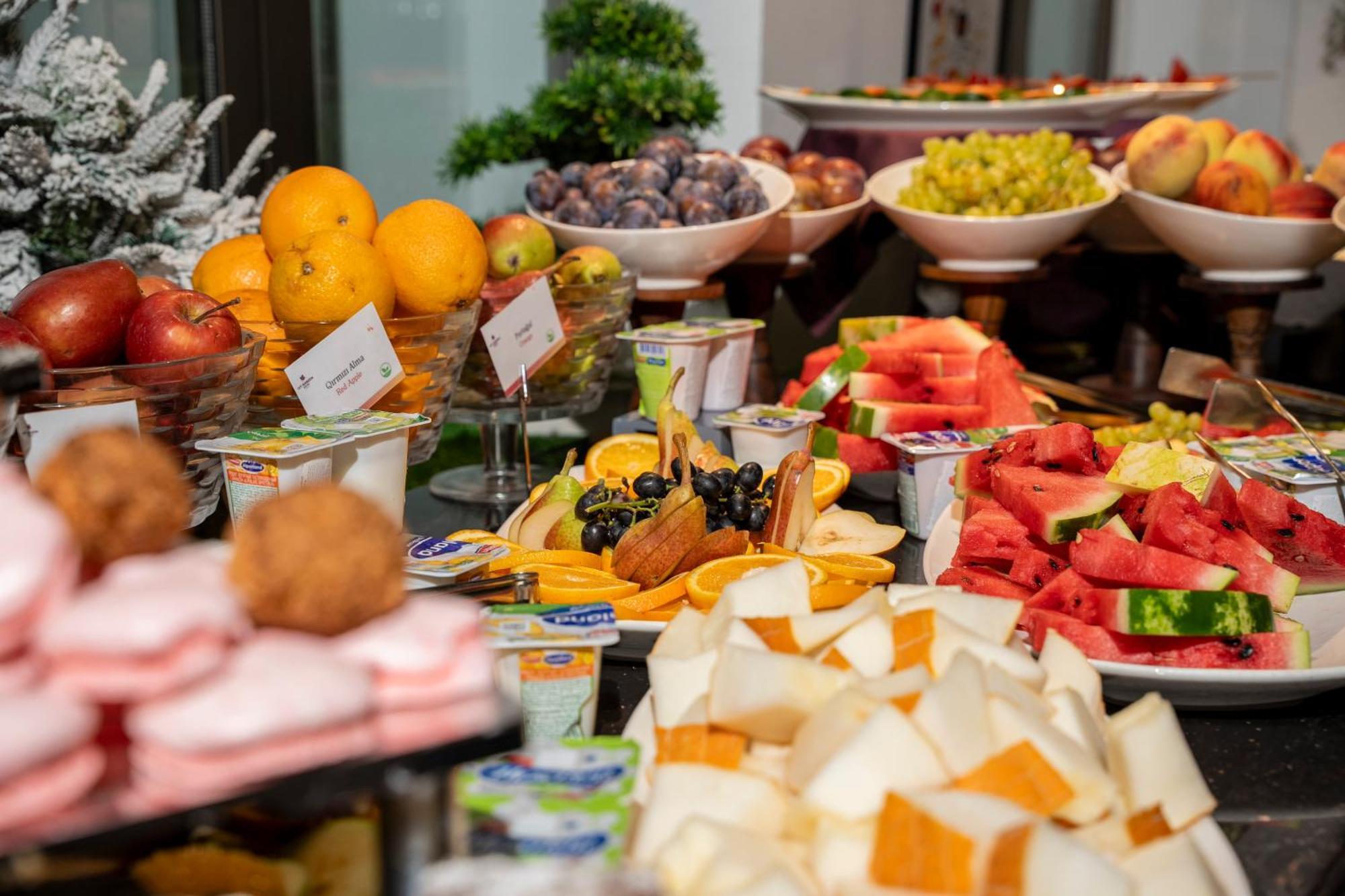 Ivy Garden Hotel Baku Exterior photo A buffet of fruit