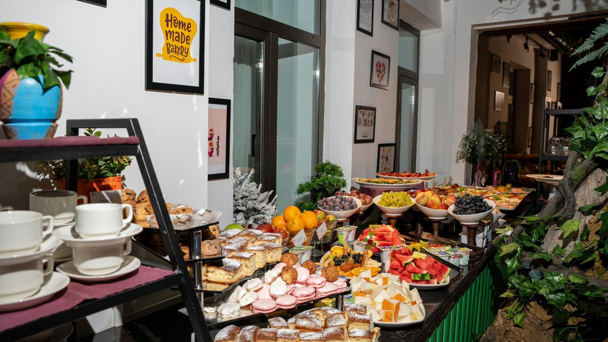 Ivy Garden Hotel Baku Exterior photo A buffet at a party